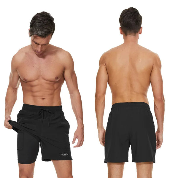Man in zwarte sportshorts, voor- en achterkant, toont gespierd bovenlichaam. Ideaal voor fitness, hardlopen, training. Comfortabele pasvorm, ademend materiaal.