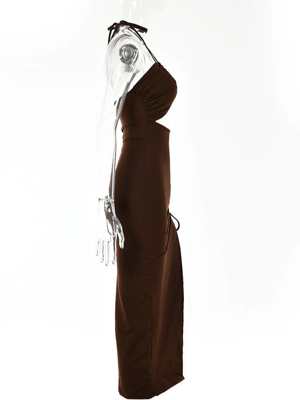 Bruine halterjurk op doorzichtige mannequin, zijaanzicht. Elegante avondjurk, mouwloos ontwerp, perfect voor formele gelegenheden.