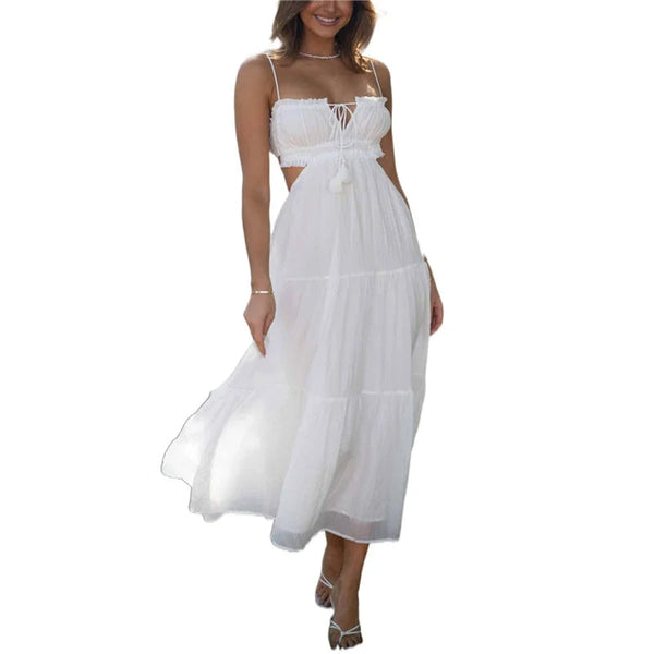 Witte zomerjurk met spaghetti bandjes en ruches, perfect voor strandmode. Luchtige maxi-jurk voor dames, ideaal voor warme dagen.