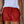 Vrouw draagt rode katoenen shorts met franjes en elastische tailleband, gecombineerd met een witte top. Perfecte zomermode voor casual outfits.