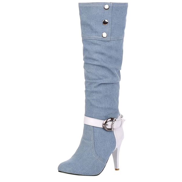 Lichtblauwe denim laars met hoge hak, witte riem en knopen. Trendy damesmode, stijlvolle kniehoge laarzen voor casual en chique outfits.