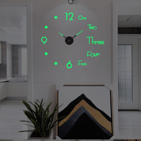Grote moderne wandklok met groene LED-verlichting en minimalistisch design, cijfers in woorden. Perfect voor woonkamer of kantoorinrichting.