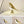Gouden vogel tafellamp op nachtkastje, modern design, sfeerverlichting, slaapkamerdecoratie, LED lamp, minimalistisch interieur, stijlvolle verlichting.