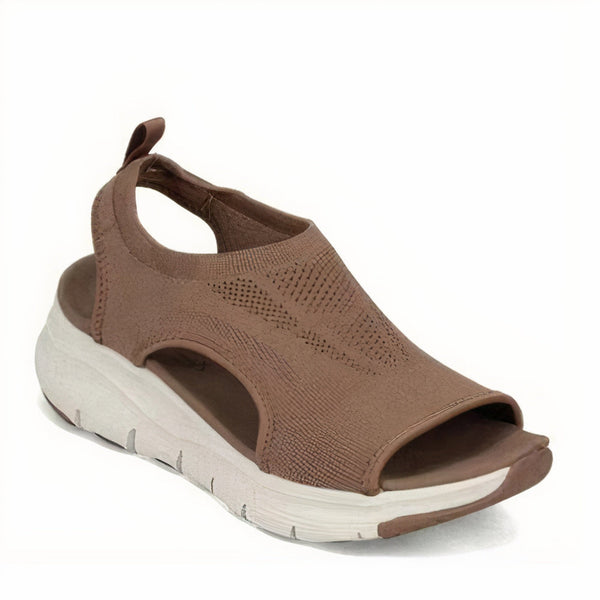 Bruine dames sandaal met open teen, elastisch bovenwerk en dikke witte zool. Comfortabele zomerschoen, ideaal voor casual en dagelijks gebruik.