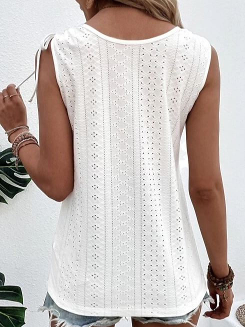 Witte mouwloze dames top met kantpatroon, zomermode, casual stijl, rugaanzicht, perfect voor warme dagen, trendy en comfortabel.