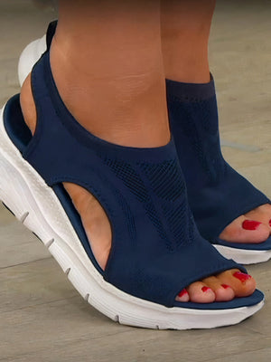 Blauwe open teen sandalen met dikke witte zool, comfortabel en stijlvol, ideaal voor zomerse wandelingen. Perfecte pasvorm en ademend materiaal.