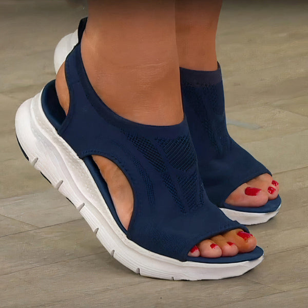 Blauwe open teen sandalen met dikke witte zool, comfortabel en stijlvol, ideaal voor zomerse wandelingen. Perfecte pasvorm en ademend materiaal.