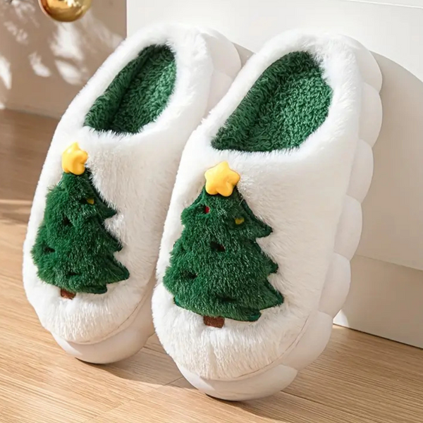 Witte pluche pantoffels met groene kerstboomdecoratie en ster, perfect voor kerstcadeaus. Comfortabele winterse huisschoenen voor dames en heren.