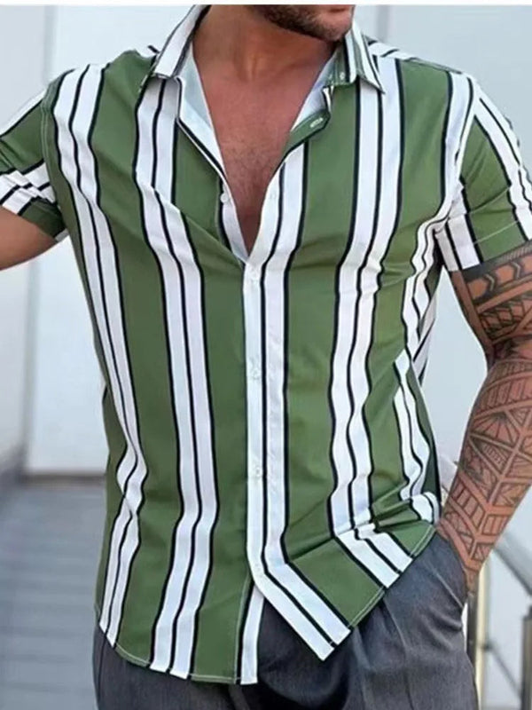 Groen-wit gestreept overhemd voor heren, korte mouwen, open kraag, casual stijl. Perfect voor zomermode en trendy herenkleding.