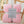 Zachte roze fleece deken, Home Collection, op rotan stoel. Perfect voor interieurdecoratie, comfort en warmte. Ideaal voor woonkamer of slaapkamer.