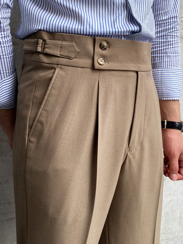 Beige herenbroek met hoge taille, dubbele knoopsluiting en plooien, gedragen met gestreept overhemd. Stijlvolle zakelijke kleding voor mannen.