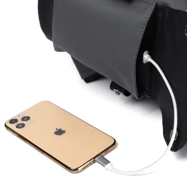 Gouden iPhone verbonden met een zwarte rugzak via een witte oplaadkabel. Technologie, draagbaarheid, smartphone-accessoires.