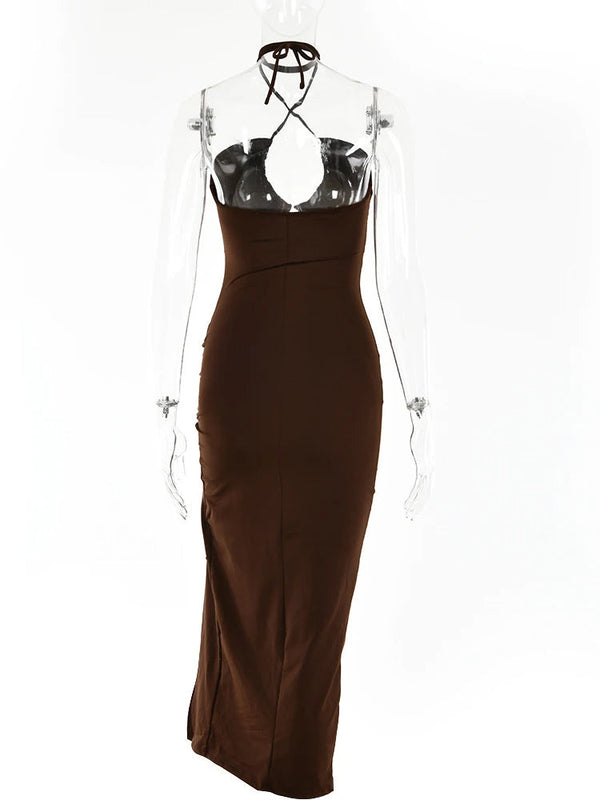 Bruine halterjurk met transparante bovenkant en open rug, elegante avondjurk, aansluitend ontwerp, perfect voor formele gelegenheden en feestjes.