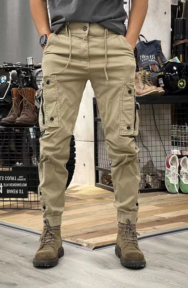 Beige cargobroek met meerdere zakken, gedragen door een persoon in een winkel. Outdoor kleding, casual stijl, comfortabele pasvorm.