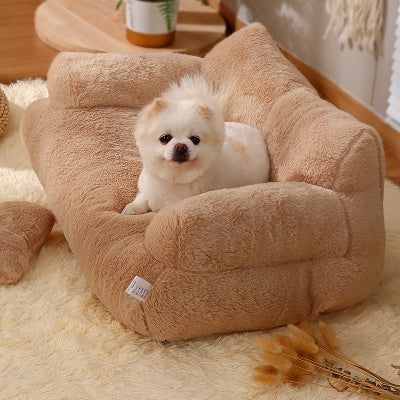Kleine witte hond op een zachte, beige pluche hondenbank in een gezellige woonkamer. Perfect huisdiermeubel voor comfort en stijl.