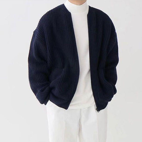 Man in witte coltrui en zwarte geribbelde jas, modieuze herenkleding, minimalistische stijl, casual outfit, trendy wintermode.