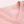 Roze katoenen V-hals T-shirt kraag close-up, zachte stof, casual mode, comfortabele pasvorm, trendy dameskleding, detailopname.