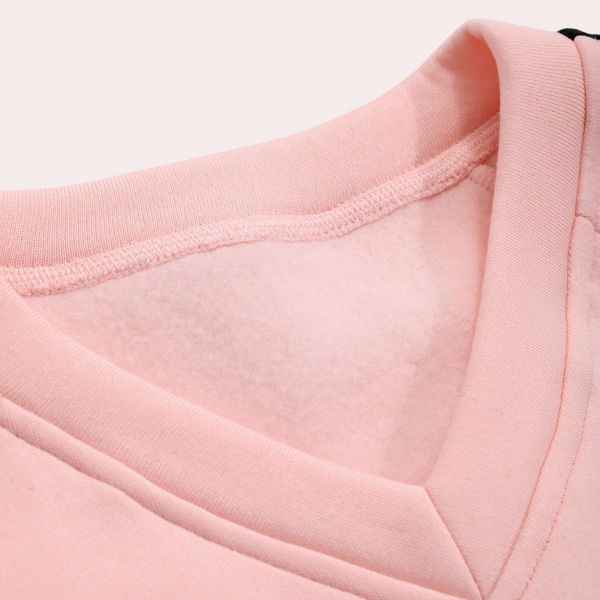 Roze katoenen V-hals T-shirt kraag close-up, zachte stof, casual mode, comfortabele pasvorm, trendy dameskleding, detailopname.