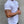 Man in wit T-shirt met tatoeages op armen, draagt een mondkapje. Casual mode, streetwear, tatoeage kunst, gezondheidsmaatregelen.