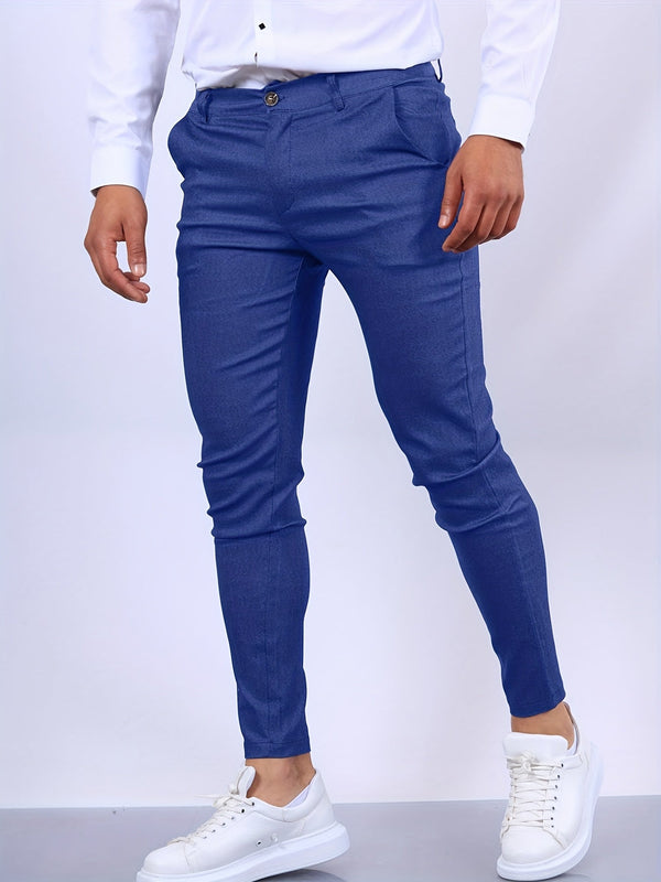 Man in blauwe slim-fit broek en witte sneakers, gekleed in een witte overhemd. Stijlvolle herenmode, casual outfit, moderne kledingstijl.