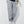 Grijze cargo joggingbroek voor heren met elastische tailleband en zakken, gecombineerd met witte sneakers. Comfortabele streetwear-stijl.