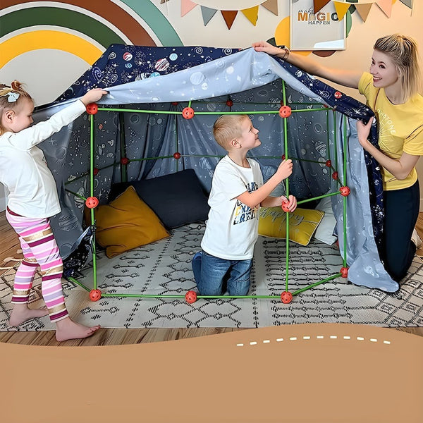 Kindertent speelhuisje met kleurrijke kussens, kinderen en volwassene spelen binnen. Perfect voor binnenshuis spelen, fantasierijk spel, kinderkamer decor.