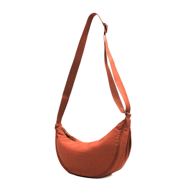Roestkleurige schoudertas met verstelbare riem, ideaal voor dagelijks gebruik. Stijlvolle en praktische accessoire voor dames.