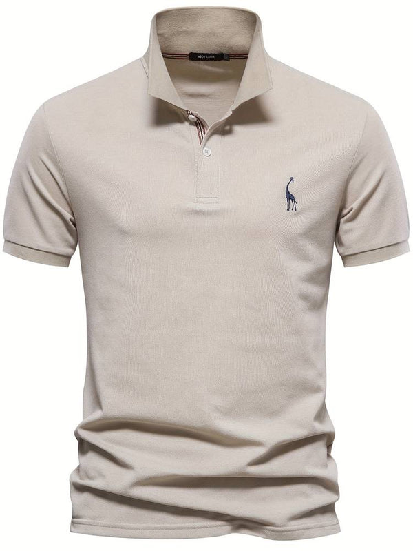 Beige herenpolo met korte mouwen, opstaande kraag en geborduurd logo. Stijlvolle casual kleding voor mannen, perfect voor zomerse dagen.