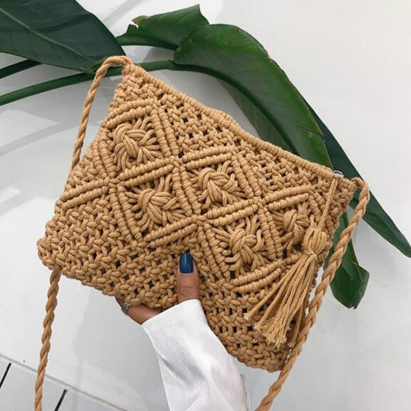 Handgemaakte macramé schoudertas met geometrisch patroon en kwast, perfect voor zomerse outfits. Trendy boho accessoire voor dames.