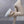 Beige ribfluwelen broek met wijde pijpen, gecombineerd met witte sneakers. Modieuze dameskleding, comfortabele en trendy outfit.