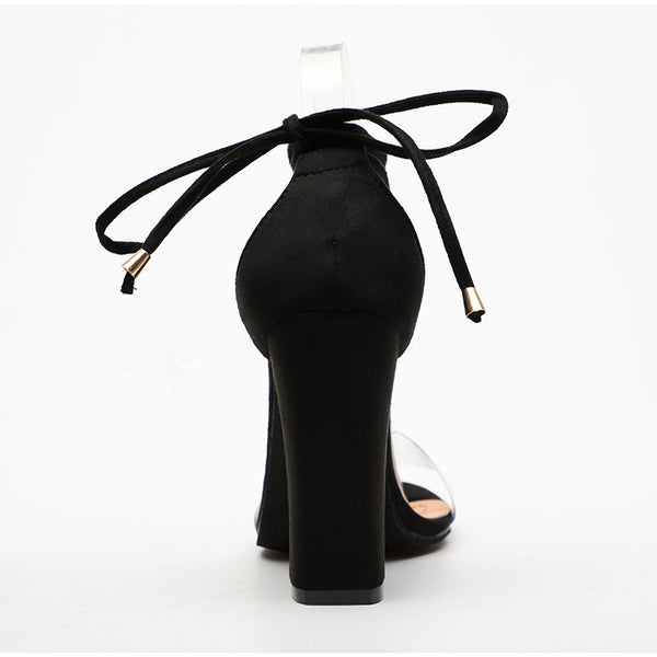 Zwarte hoge hak met enkelbandje, blokhak en open hiel, perfect voor damesmode en avondkleding. Stijlvolle en elegante schoenentrend.