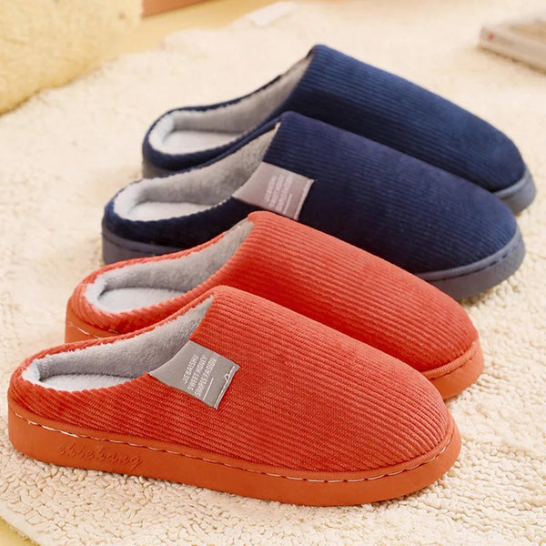 Vier paar comfortabele, warme pantoffels in blauw en oranje, perfect voor thuisgebruik. Ideaal voor koude dagen, met zachte voering en antislipzool.