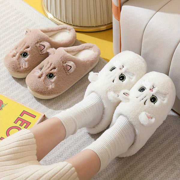 Pluche kattenpantoffels in beige en wit, gedragen door persoon met witte sokken. Comfortabele, schattige huisschoenen voor dames. Perfect voor binnengebruik.