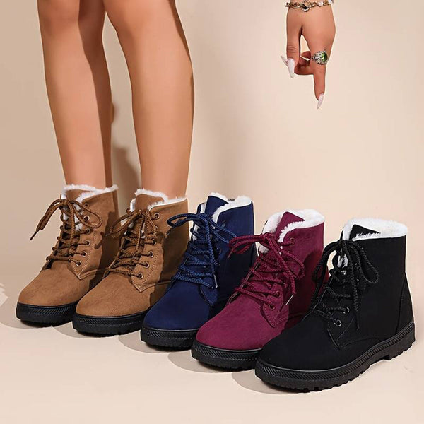 Vier paar winterlaarzen met veters en bontvoering in bruin, blauw, bordeaux en zwart, gedragen door model. Ideaal voor damesmode en winterkleding.