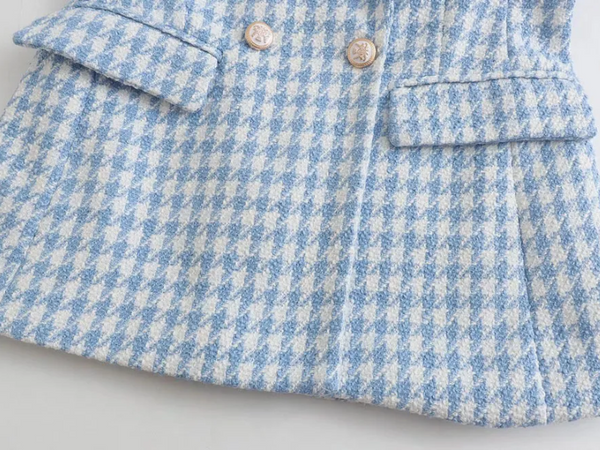 Blauw-wit geruite wollen jas met dubbele knopen en zakken. Modieuze damesjas, ideaal voor herfst en winter. Stijlvolle kleding voor dames.
