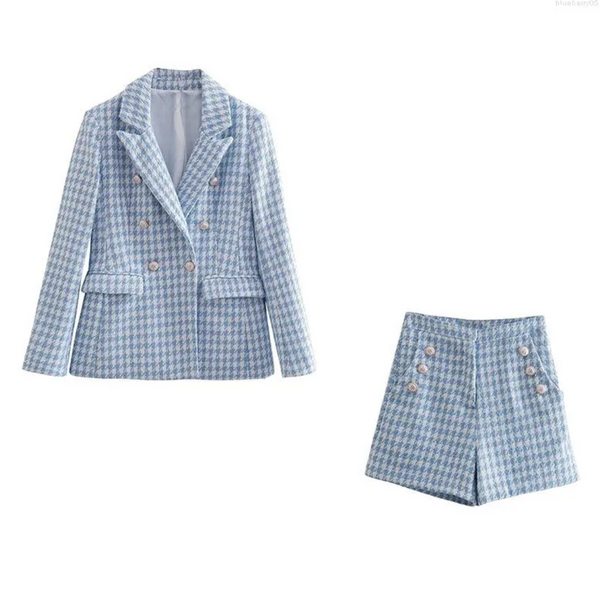 Blauw geruit damespak met dubbele knopen, bestaande uit een blazer en korte broek. Modieuze tweed set voor lente- en zomerseizoenen.