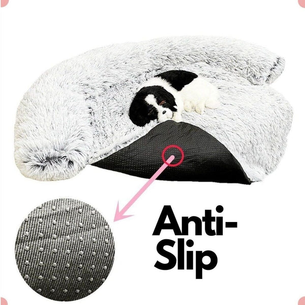 Grijze anti-slip hondenmand met pluche stof en zwarte onderkant, ideaal voor huisdieren. Comfortabele en veilige slaapplaats voor honden.