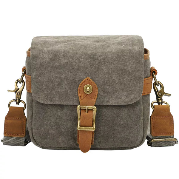 Olijfgroene canvas schoudertas met leren accenten, metalen gespen en verstelbare riem. Ideaal voor dagelijks gebruik en reizen.