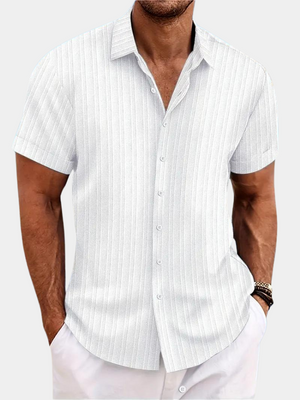 Wit gestreept herenoverhemd met korte mouwen, knoopsluiting en casual pasvorm. Perfect voor zomerse gelegenheden en stijlvolle casual outfits.