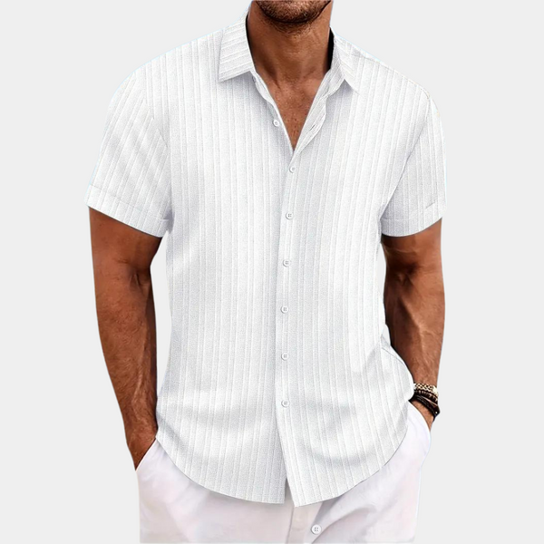 Wit gestreept herenoverhemd met korte mouwen, knoopsluiting en casual pasvorm. Perfect voor zomerse gelegenheden en stijlvolle casual outfits.