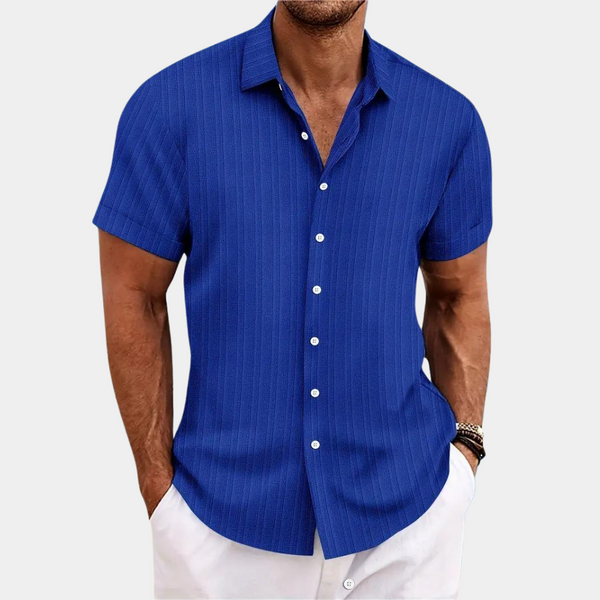 Blauw herenoverhemd met korte mouwen, knoopsluiting en subtiele streepjes. Perfect voor casual en zakelijke gelegenheden. Stijlvol en comfortabel.