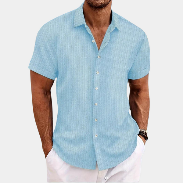 Lichtblauw herenoverhemd met korte mouwen, knoopsluiting en subtiele streepjes. Perfect voor casual en zomerse outfits. Comfortabel en stijlvol.