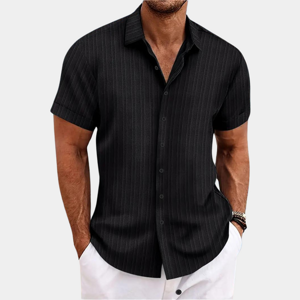 Zwart gestreept herenoverhemd met korte mouwen, knoopsluiting en klassieke kraag, gedragen door een man. Perfect voor casual en formele gelegenheden.