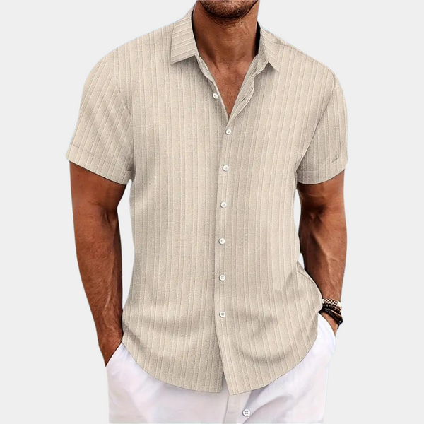 Beige gestreept herenoverhemd met korte mouwen, klassieke kraag en knoopsluiting. Perfect voor casual en zomerse outfits.