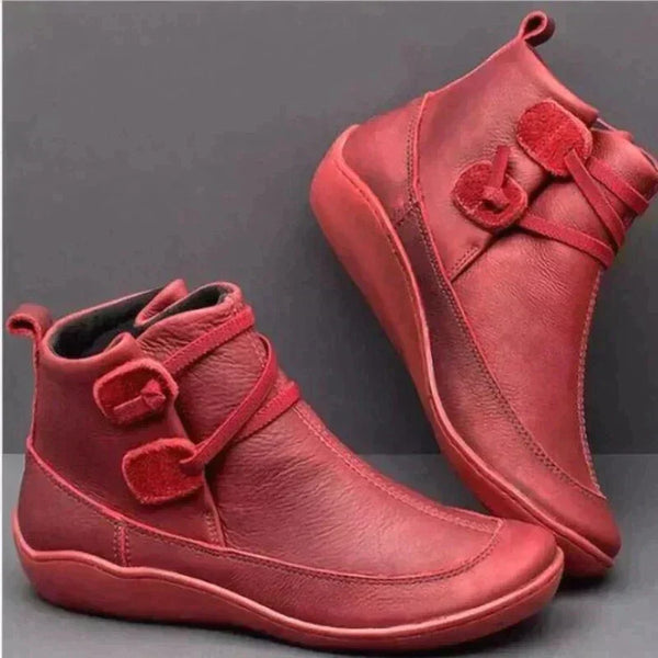 Rode leren damesenkelboots met klittenbandsluiting, comfortabele zool en modern design. Perfect voor casual en stijlvolle outfits.