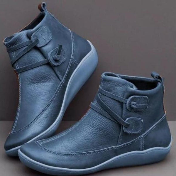 Grijze leren damesenkelboots met klittenbandsluiting, comfortabele zool en modern design. Perfect voor dagelijks gebruik en casual outfits.