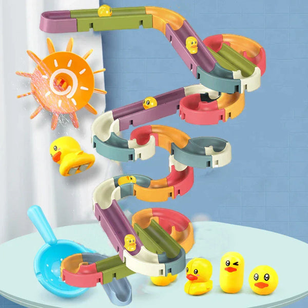 DIY knikkerbaan badspeelgoed met kleurrijke sporen en eendjes, ideaal voor kinderen in de badkamer. Educatief en leuk waterspeelgoed.