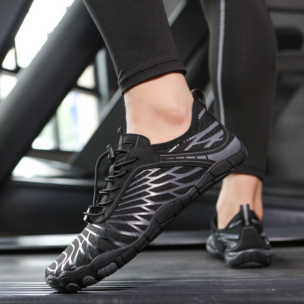Zwarte barefoot schoenen met antislip zool, ademend ontwerp en orthopedische ondersteuning, ideaal voor hardlopen en fitness.