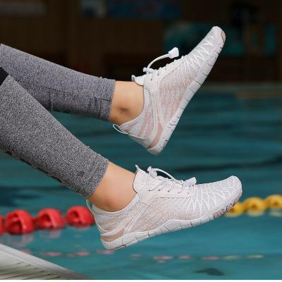 Witte barefoot schoenen, antislip, ademend, orthopedisch ontwerp. Ideaal voor sport en mode. Comfortabele trainers voor dagelijks gebruik.