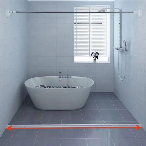 Badkamer met vrijstaand bad, waterbarrière drempel, anti-spat strip, eenvoudige installatie, duurzame waterdichte oplossing, moderne inrichting.